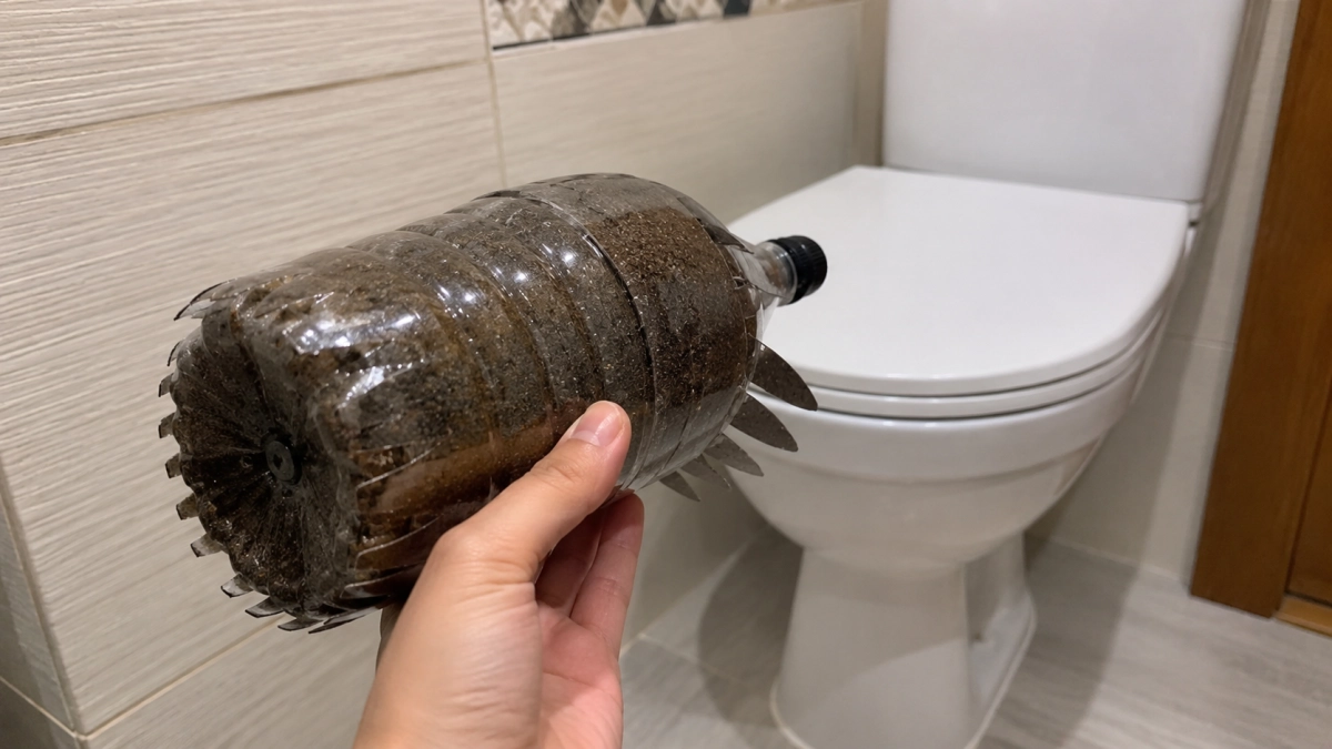 Когда унитаз засорился — делаю из пластиковой бутылки «подводного крота»: засор вылетает моментально