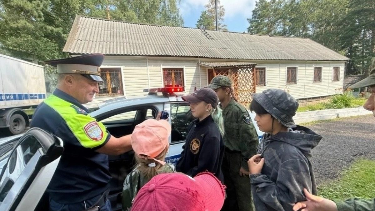 Киселевские юнармейцы познакомились со спецсредствами и транспортом полиции