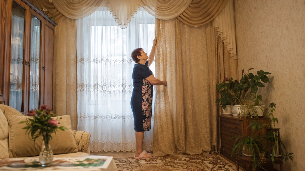 Ламбрекены оставьте бабушке: что сейчас вешают на окна — больше света, пространства и меньше пыли