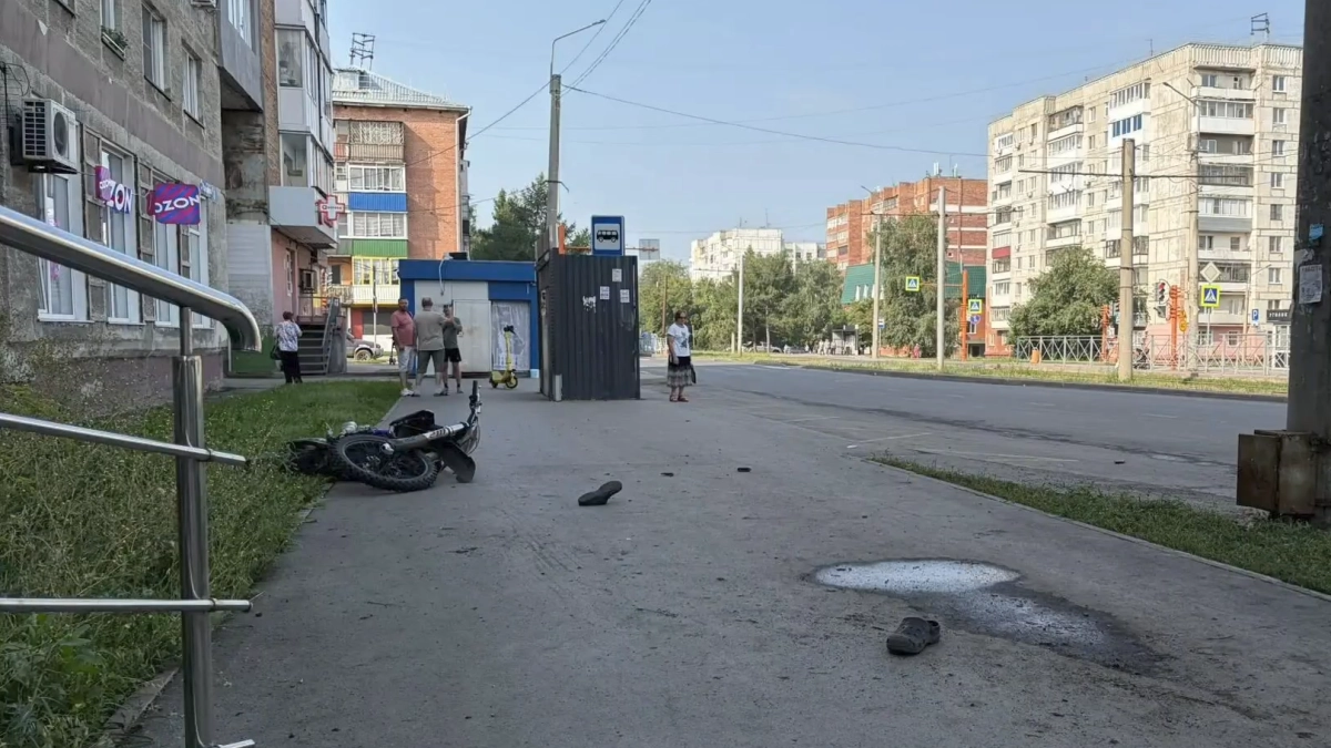 В столице Кемеровской области подросток погиб после столкновения с деревом и столбом на питбайке 