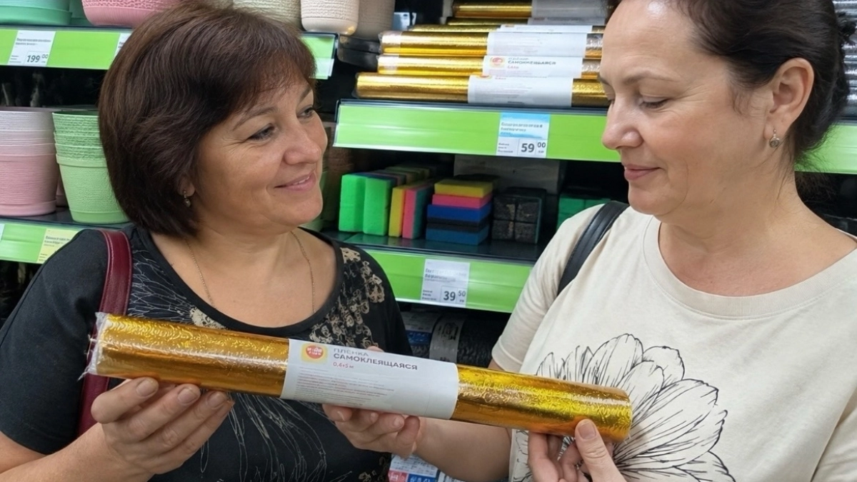 Рулонами скупаю в Фикс Прайсе самоклеящуюся пленку — обновила почти весь интерьер дачи: шкафы, подоконники, стены