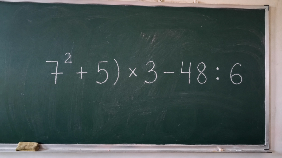 Восьмиклассники считают в уме: а вы справитесь с примером: (7² + 5) × 3 − 48 : 6