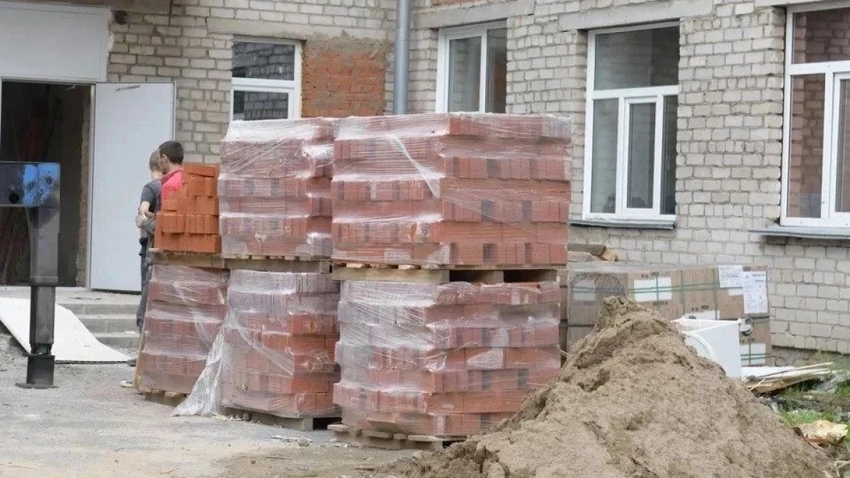 В городе Кемеровской области строители заменили полы и плитку в акушерском стационаре