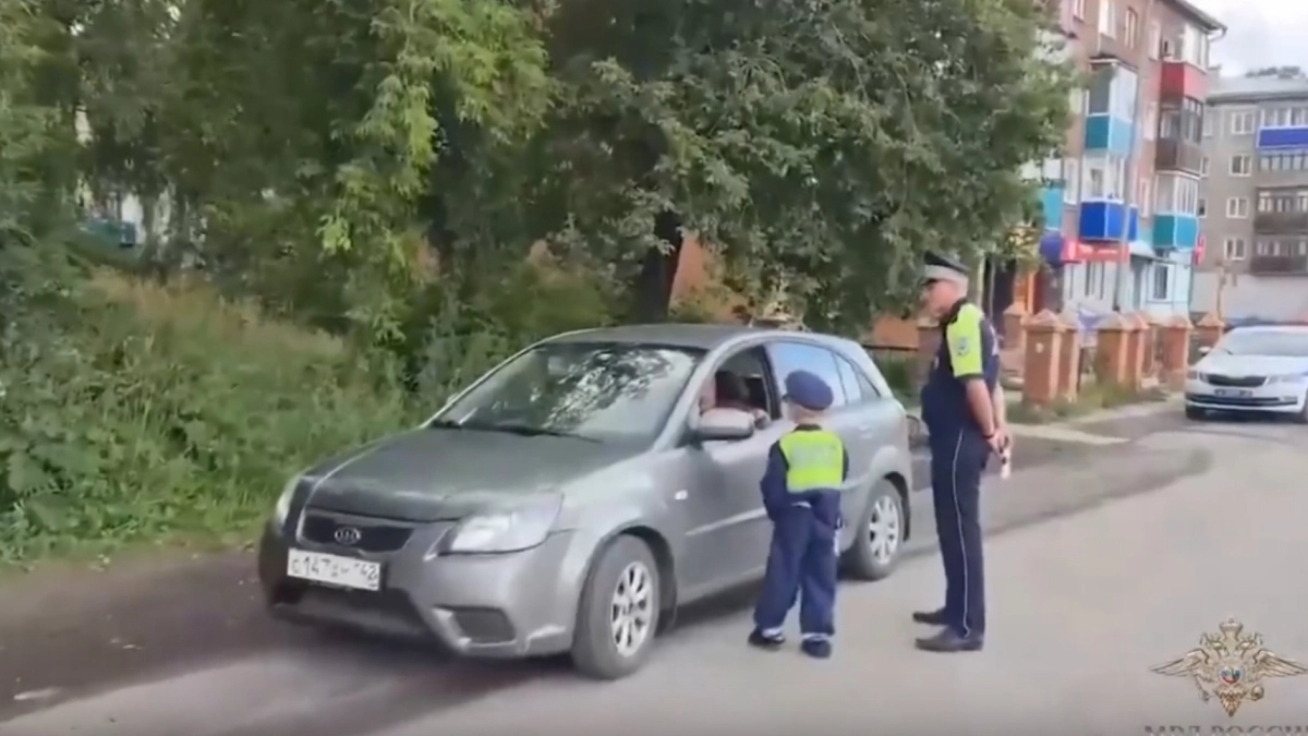 В Киселёвске заметили юного инспектора ГИБДД
