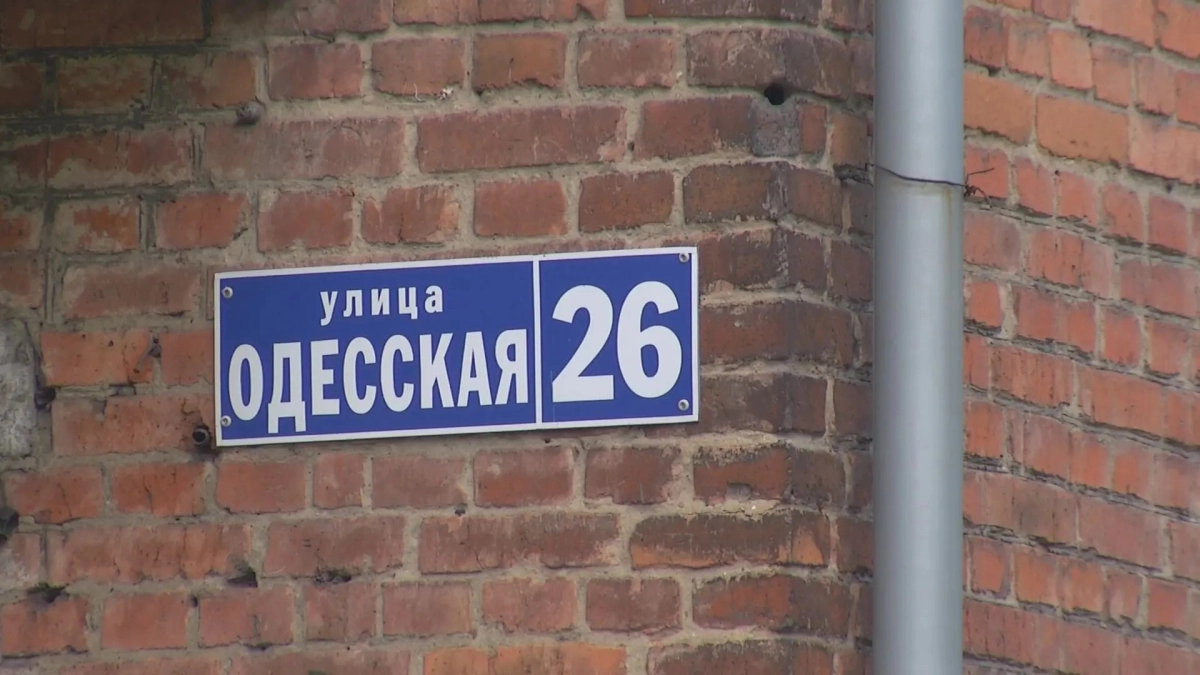 В Киселевске кровлю многоэтажки на Одесской обновляют к концу августа