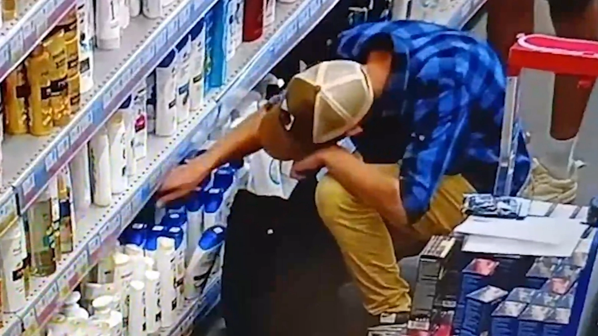 В Кемеровской области двое мужчин пытались украсть из магазина 23 тюбика шампуня и зубной пасты 