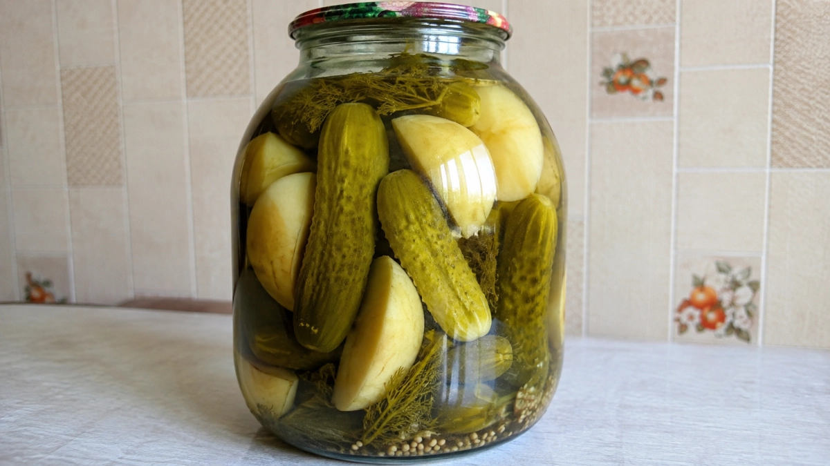 Зимние заготовки с умом: маринованные огурцы с яблоками — необычно, хрустко и ароматно 