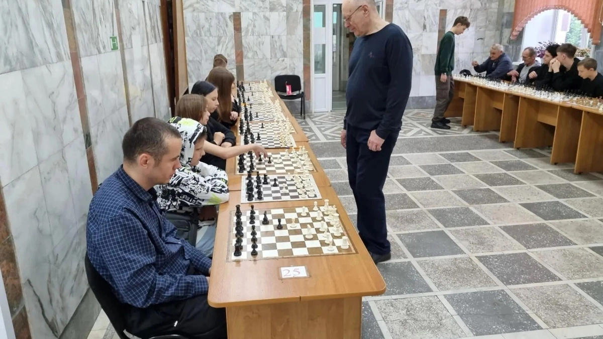 Шахматный мастер из Кемеровской области сыграл в Киселёвске на 30 досках
