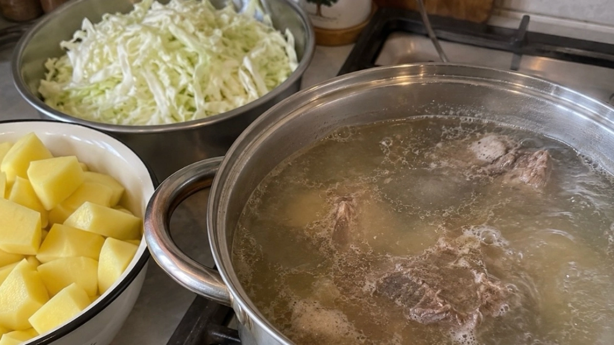 Что варить первым для вкусных щей — картофель или капусту: запомните раз и на всю жизнь