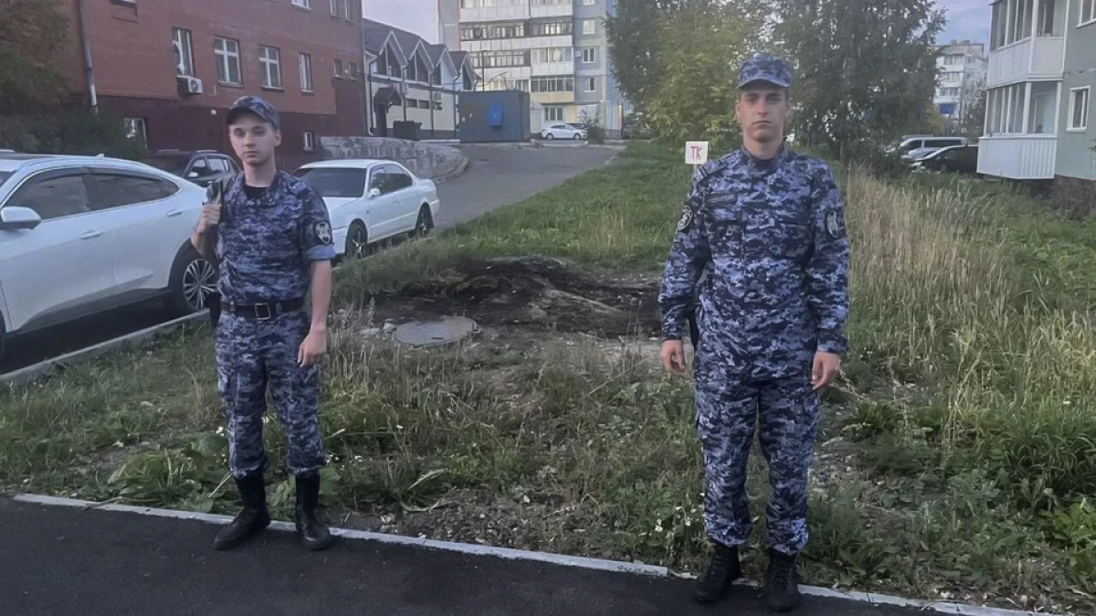В Кемеровской области росгвардейцы спасли дома от пала травы