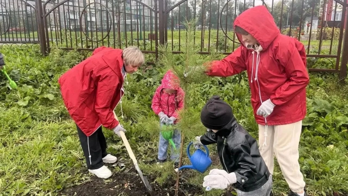 В Киселевске высадили более 100 деревьев в рамках всероссийской акции