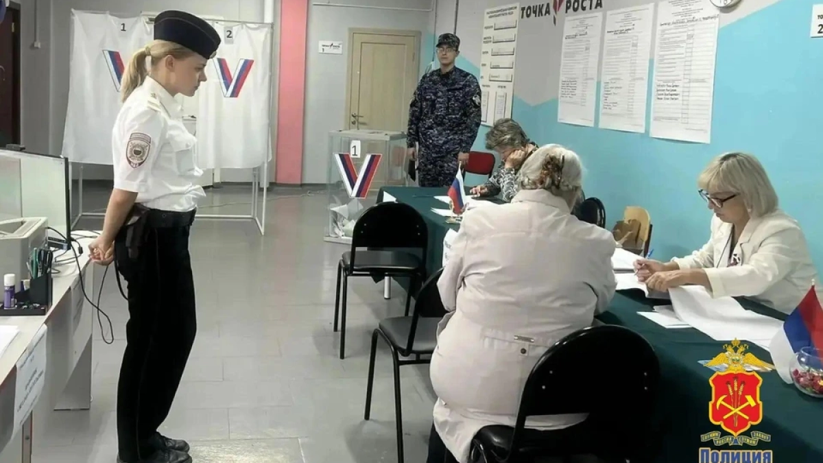 В Кемеровской области стражи порядка выручили забывшую ключи пенсионерку после голосования