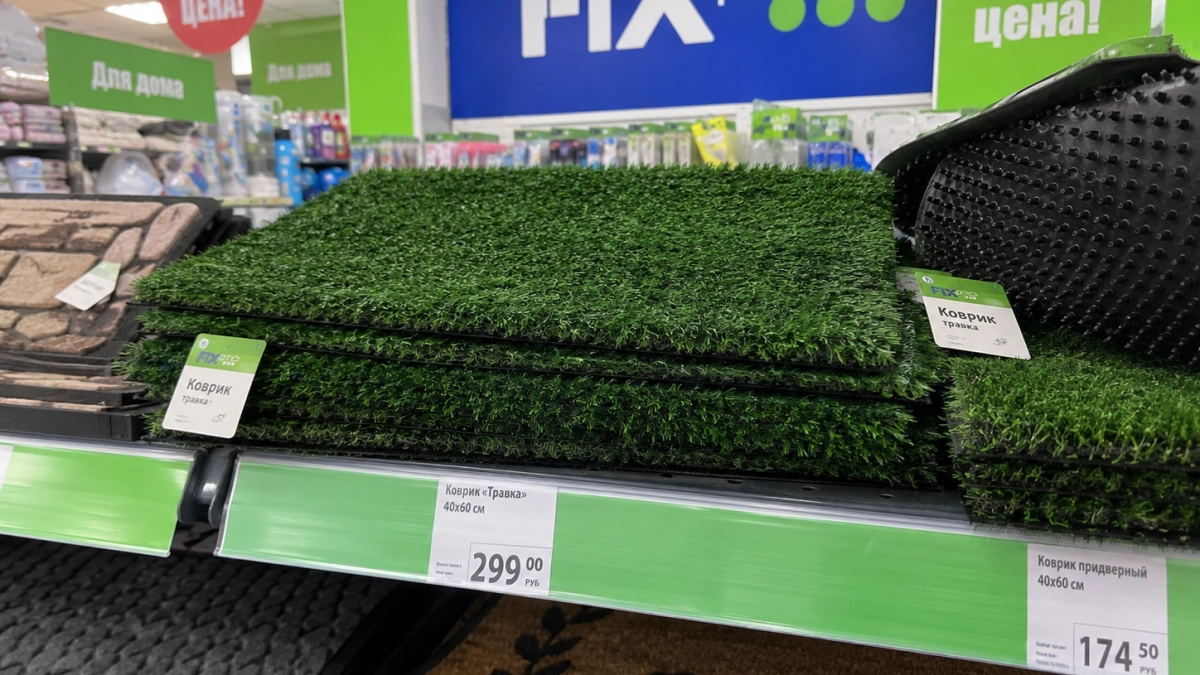 Скупаю в Fix Price «коврики-травки» за 299 руб. — сразу беру по 5 штук: под ноги не стелю — два забираю домой, три везу на дачу 