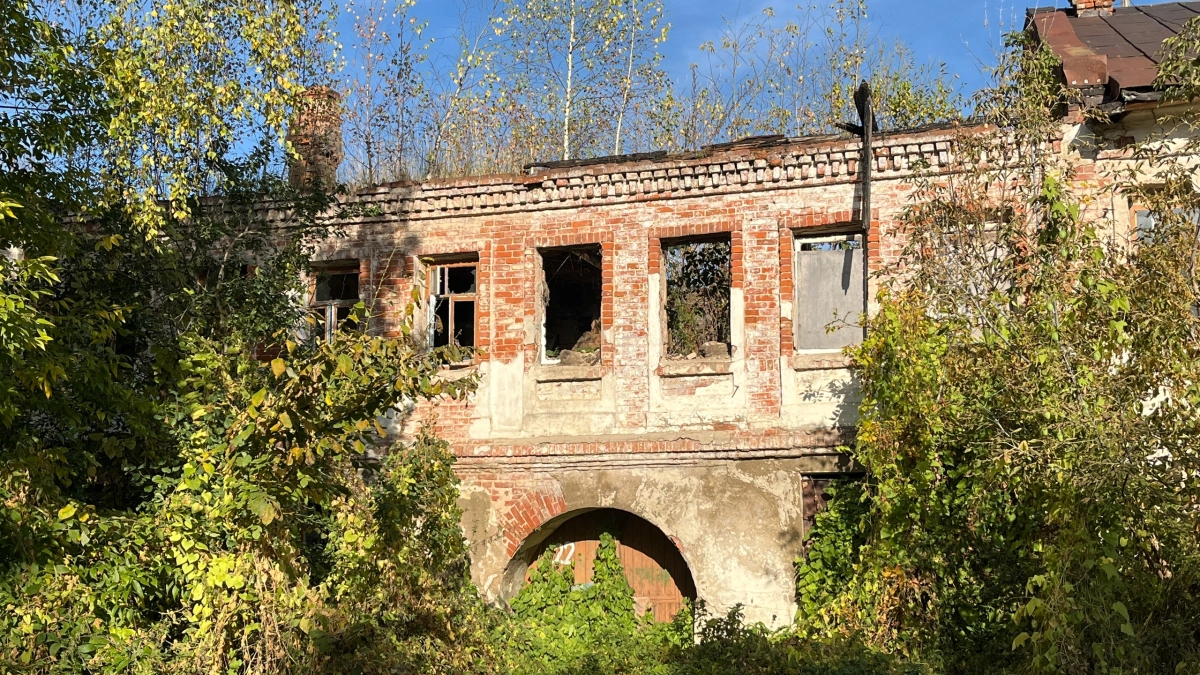 В Кемеровской области 10-летние близнецы ушли из дома через окно и провели ночь в заброшенном здании