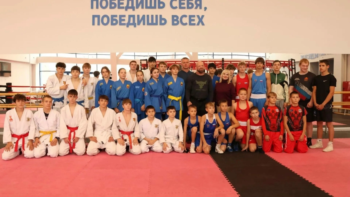 Борец Джефф Монсон провел объединенную тренировку в Киселевске