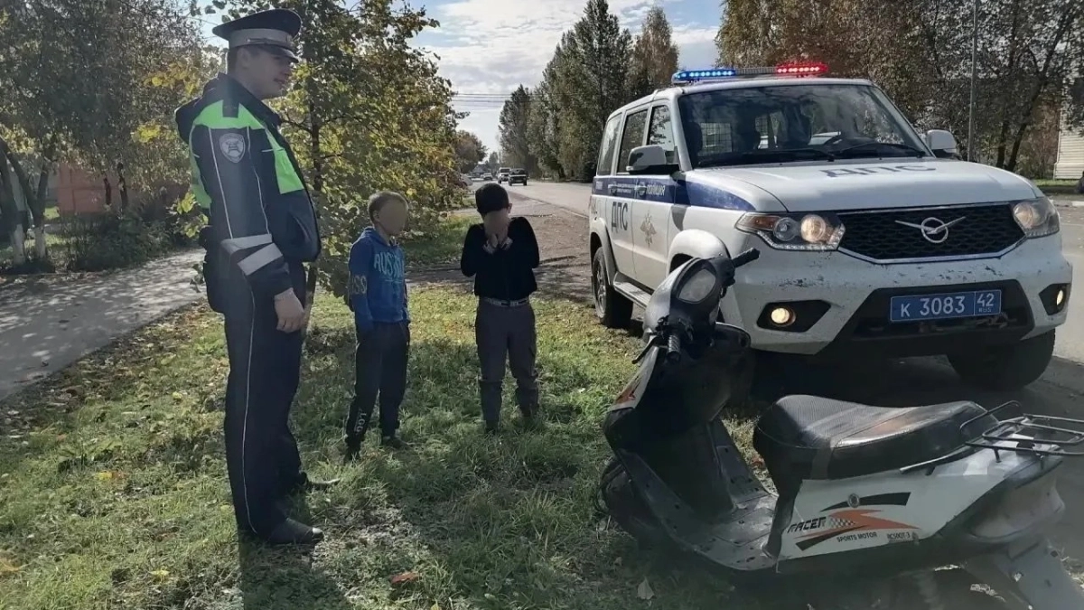 В Кемеровской области инспекторы ГАИ остановили 9-летнего водителя мопеда с 8-летним пассажиром