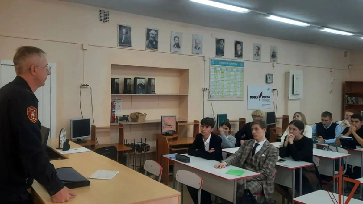 Росгвардейцы из Киселевска приняли участие в городской ярмарке вакансий