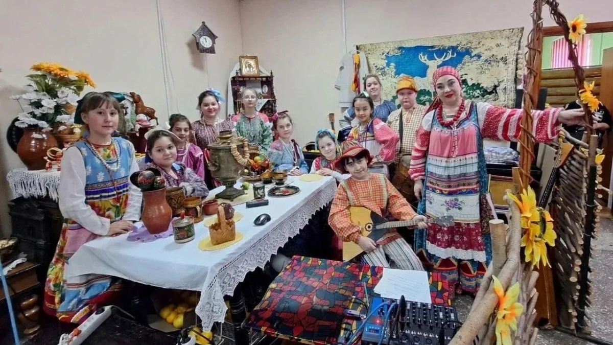 Киселевский ансамбль “Потешки” покорил сцену фестиваля “От ложки до гармошки”