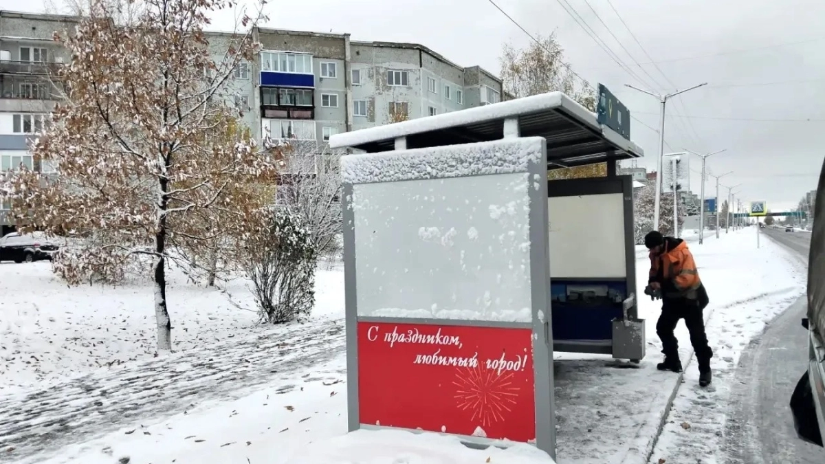 В Киселевске дорожники вывели спецтехнику на улицы после первого снега
