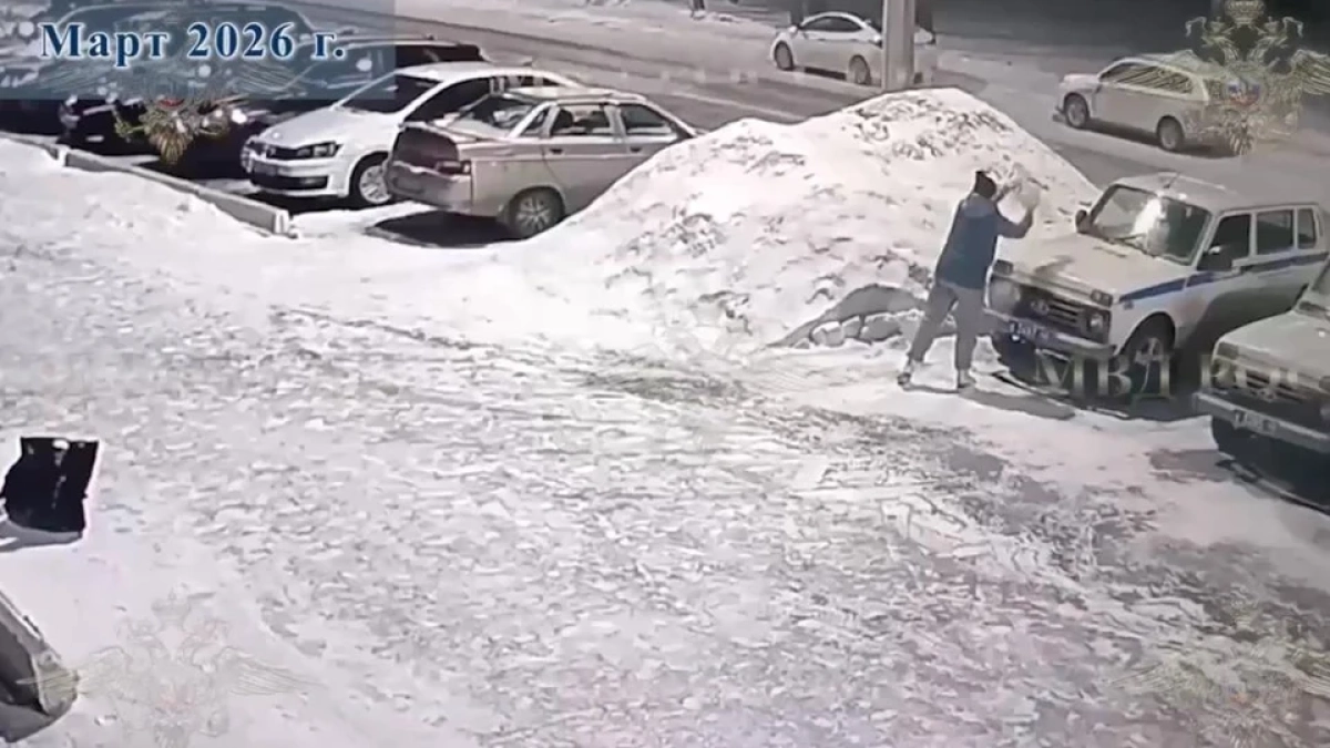 В Кемеровской области аферисты толкнули горожанку на поджог полицейской “Нивы”