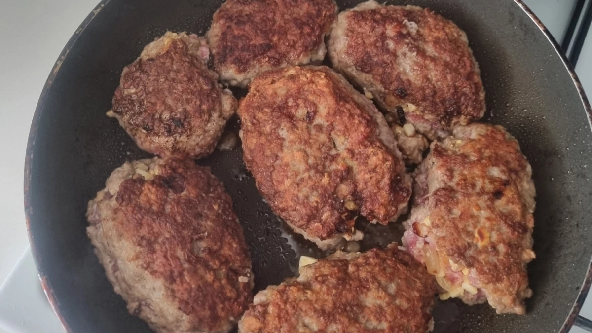 Не хлебный мякиш и не сало: что добавить в фарш для сочности и вкуса - котлеты получаются "пуховыми" и нежными как суфле