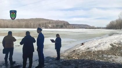 В Кемеровской области спасатели нашли тело девочки, которая провалилась под лед