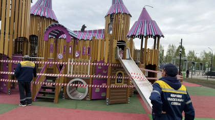 В Киселевске вандалы испортили детскую площадку в парке