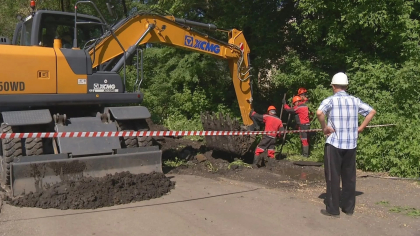 В Киселевске коммунальщики устраняют аварию на водопроводе